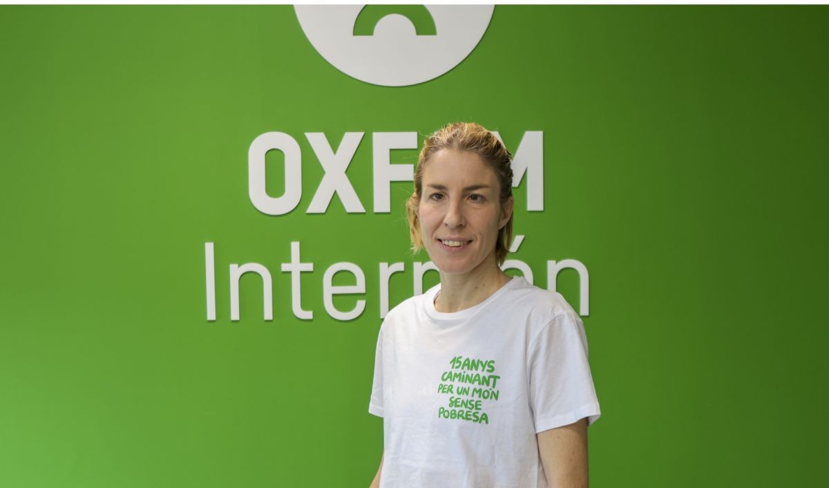 Elena Congost, con la camiseta del equipo organizador de la Trailwalker | Foto de Mireia Soler/Oxfam Intermón