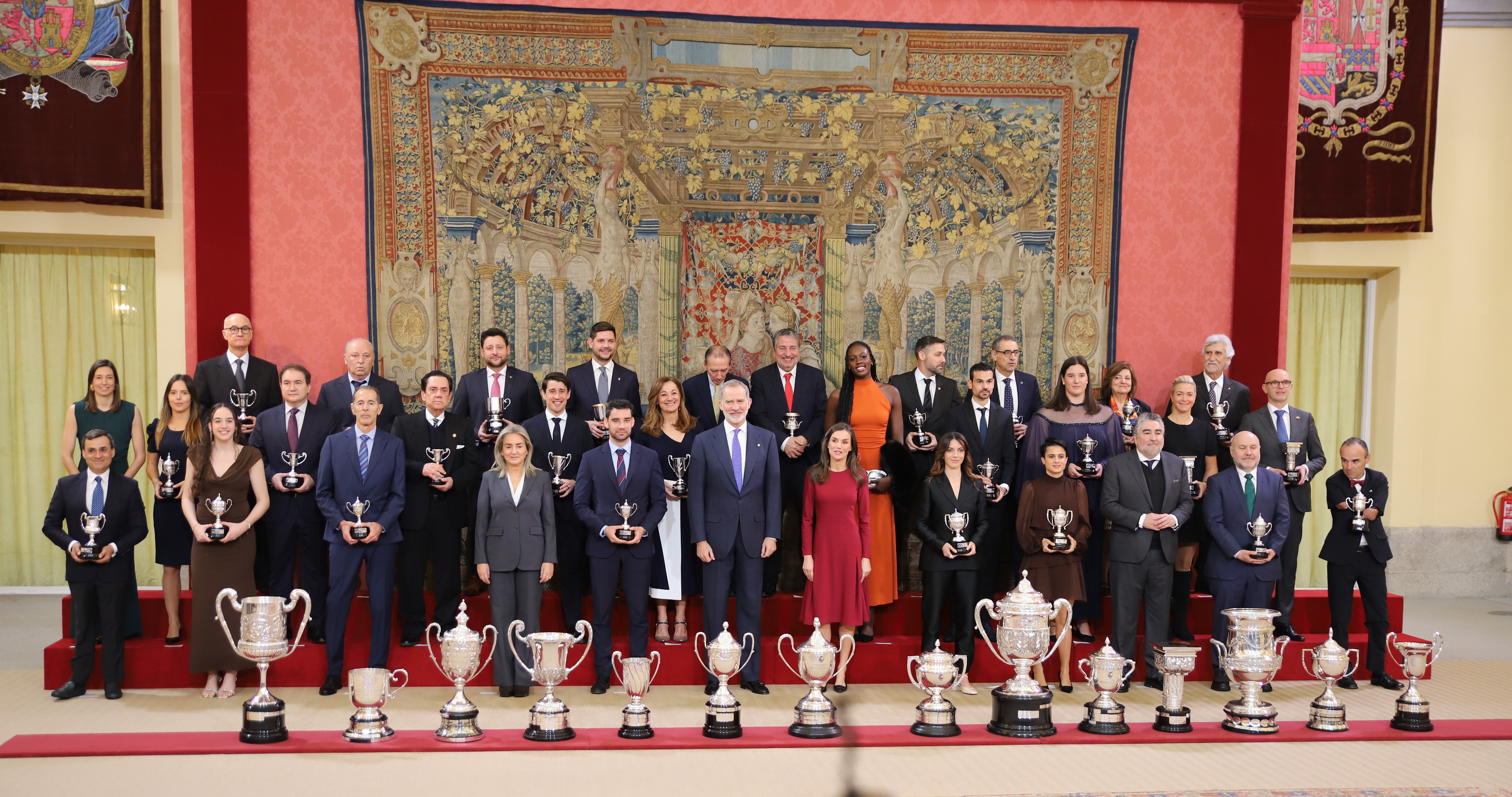 Foto de familia de todos los galardonados con los Premios Nacionales del Deporte junto a los reyes, en el centro de la imagen