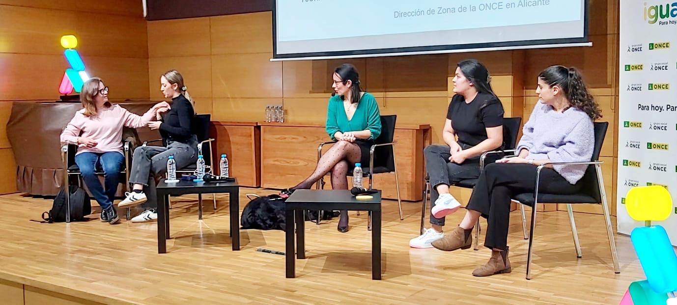 Momento de las participantes en la jornada formativa celebrada en Alicante sobre sordoceguera