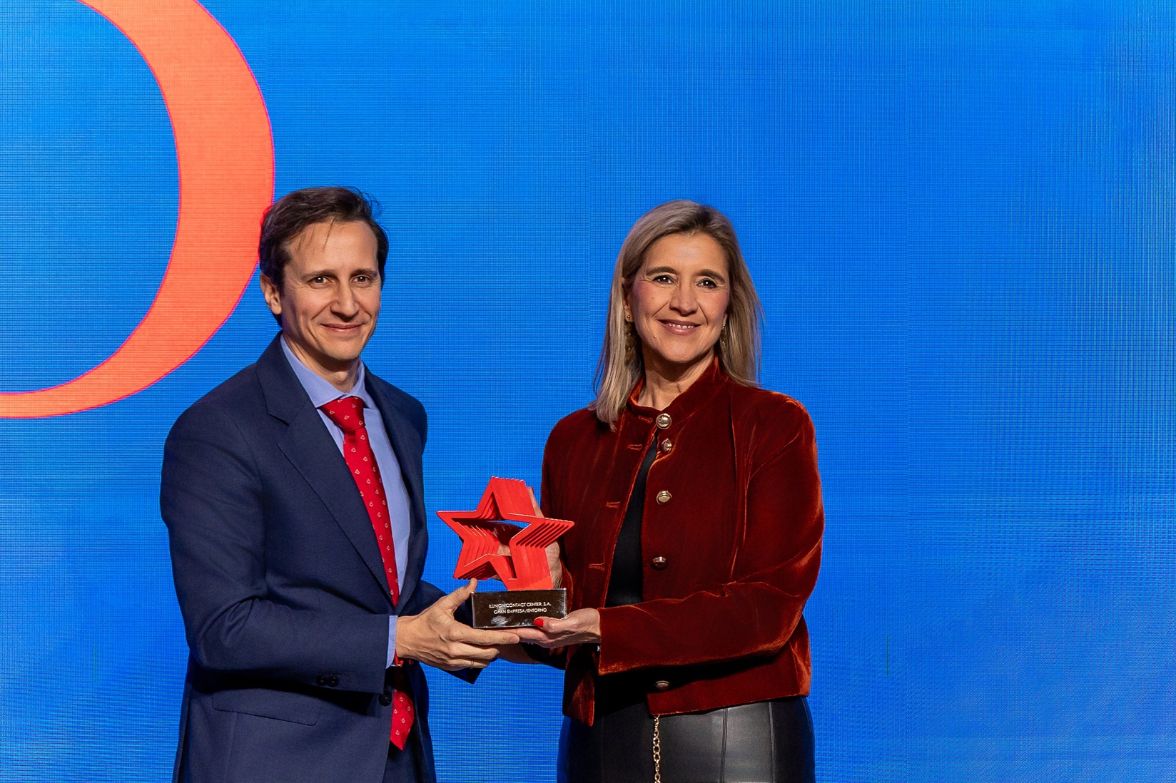 Susana Sánchez, directora general de ILUNION Contact Center BPO, muestra el premio