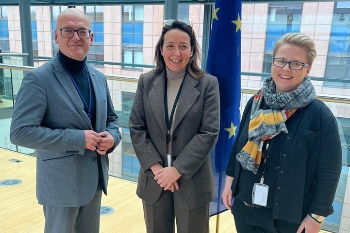 La portavoz del área de Economía Social del CESE, Lourdes Márquez de la Calleja -en el centro de la imagen-, flanqueada por sus antecesores Giuseppe Guerini y Justyna Ochędzan