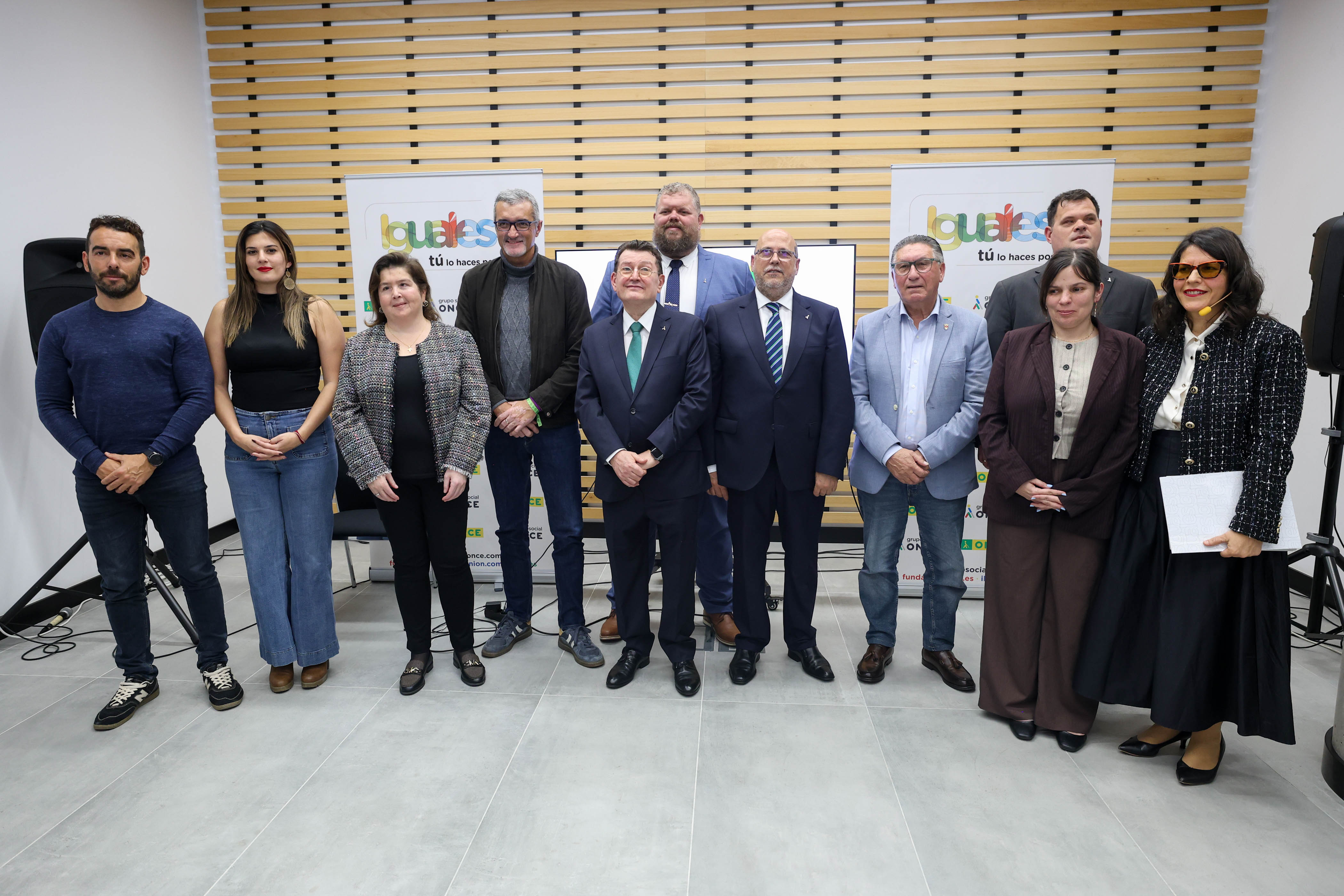 Foto de familia de los responsables de la ONCE en la inauguración de la agencia de Arrecife