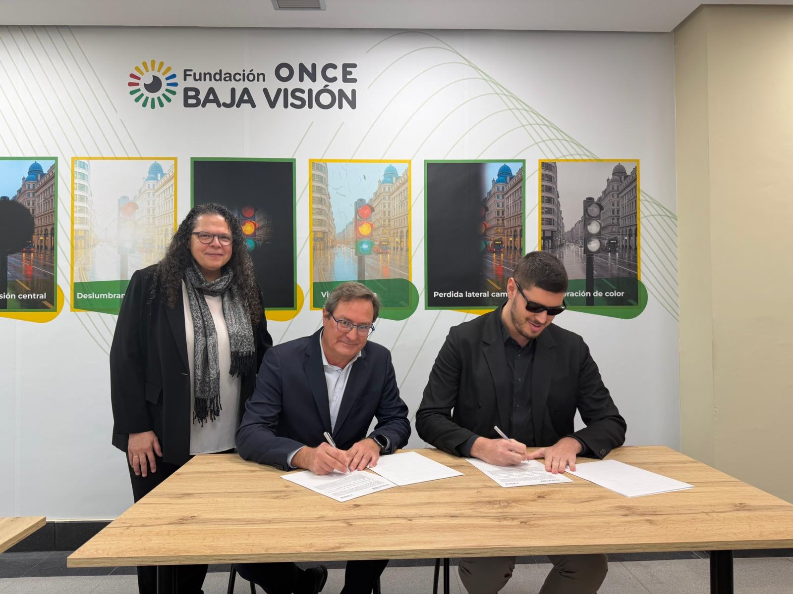 Momento de la firma del acuerdo entre Miguel Guzmán, director técnico de Barañano Baja Visión, y Adonay Viera, responsable de la FOBV