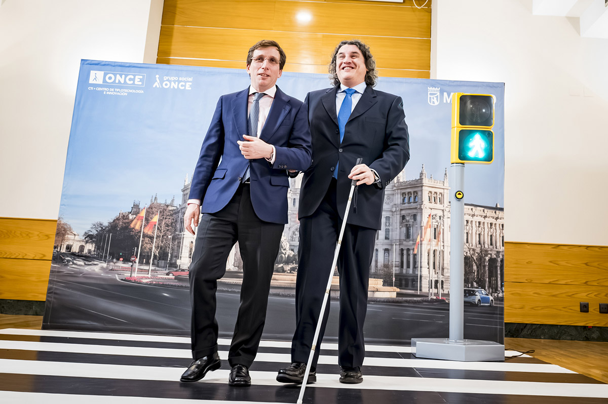 Martínez-Almeida junto a Luis Palomares realizan una prueba del dispositivo