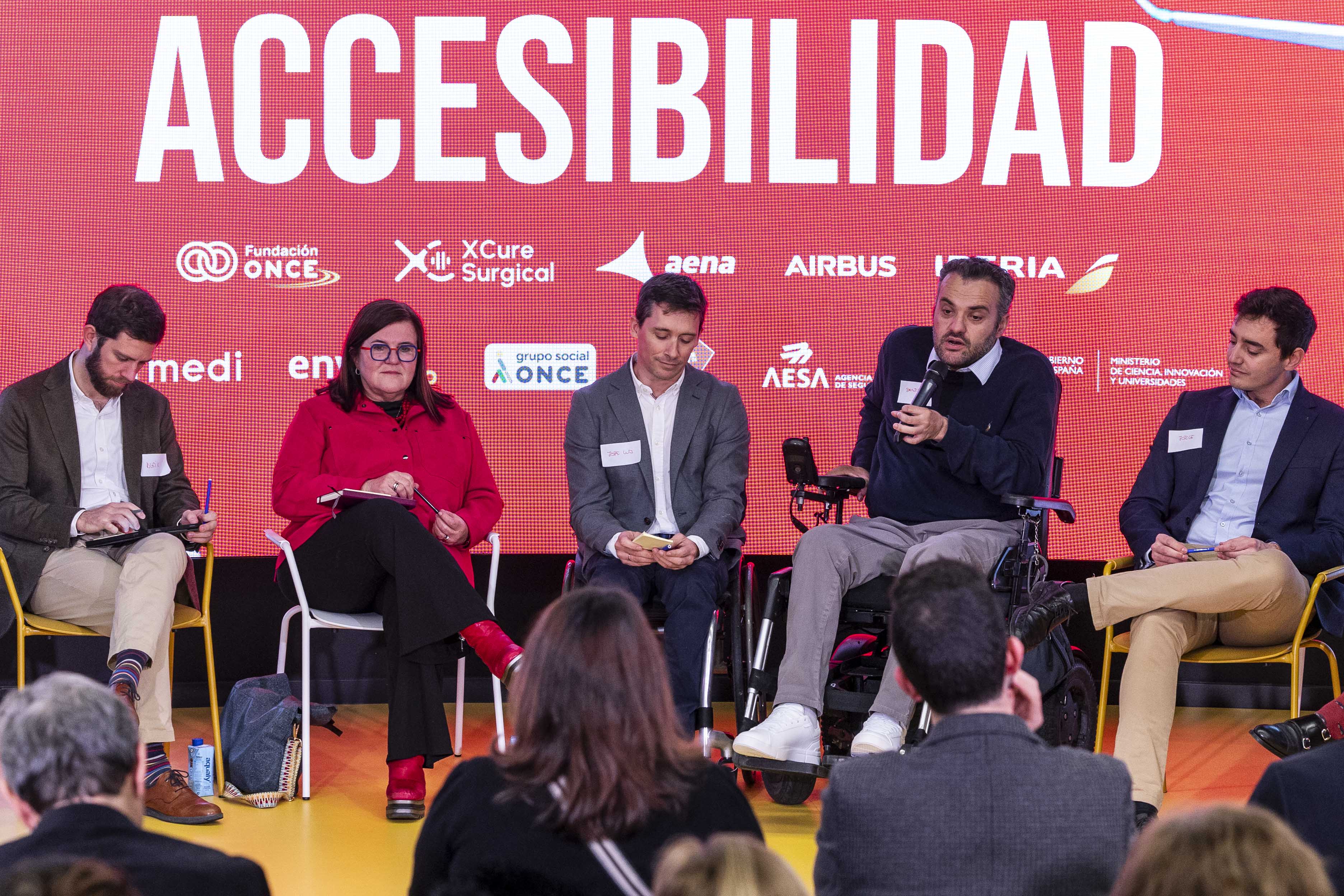 Imagen de la mesa de expertos de la Jornada sobre movilidad en el transporte aéreo