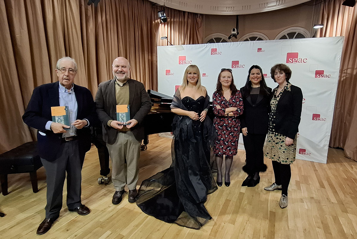Foto de familia de los participantes en la presentación de 