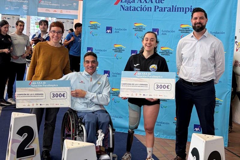 Miguel Luque y Beatriz Lérida muestran sus títulos de campeones de la segunda jornada de la liga AXA