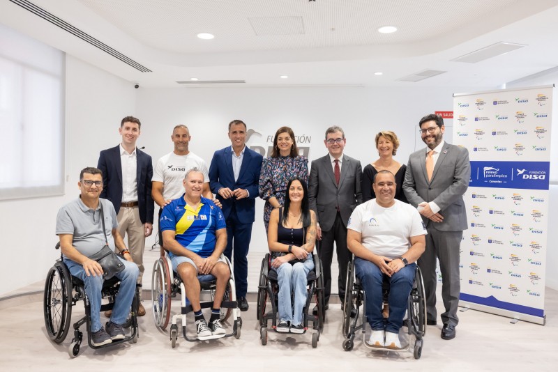 Foto de familia de deportistas y responsables del CPE y de la Fundación DISA, junto al Gobierno Canario