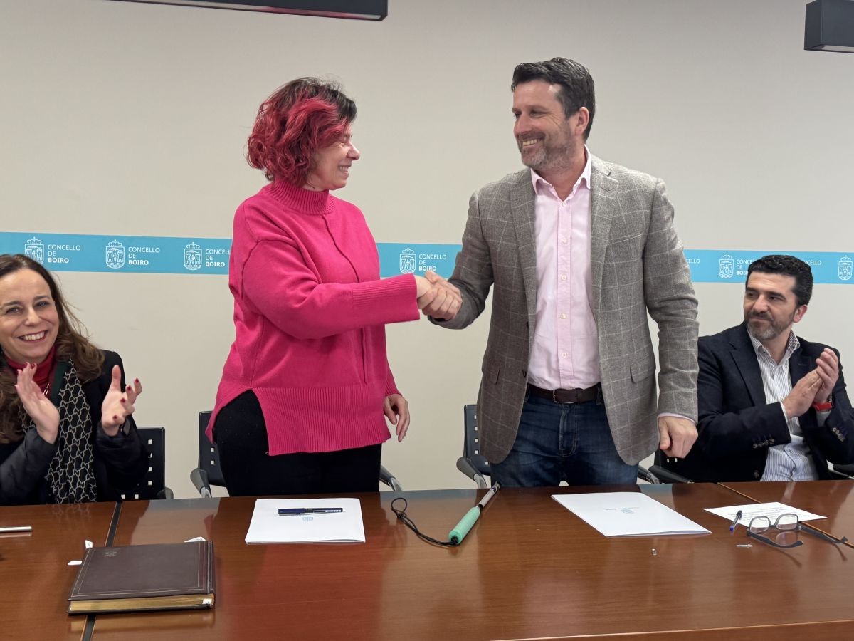 Carcedo y Romero tras la firma se dan la mano | Foto de Inserta