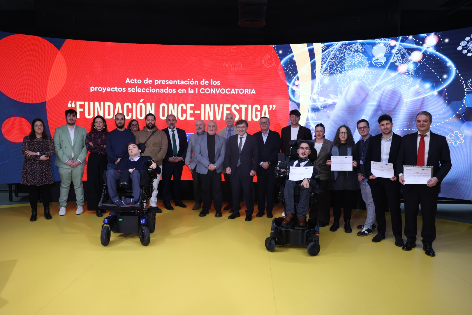 Foto de familia de todos los becados junto a los responsables de Fundación ONCE y universidades