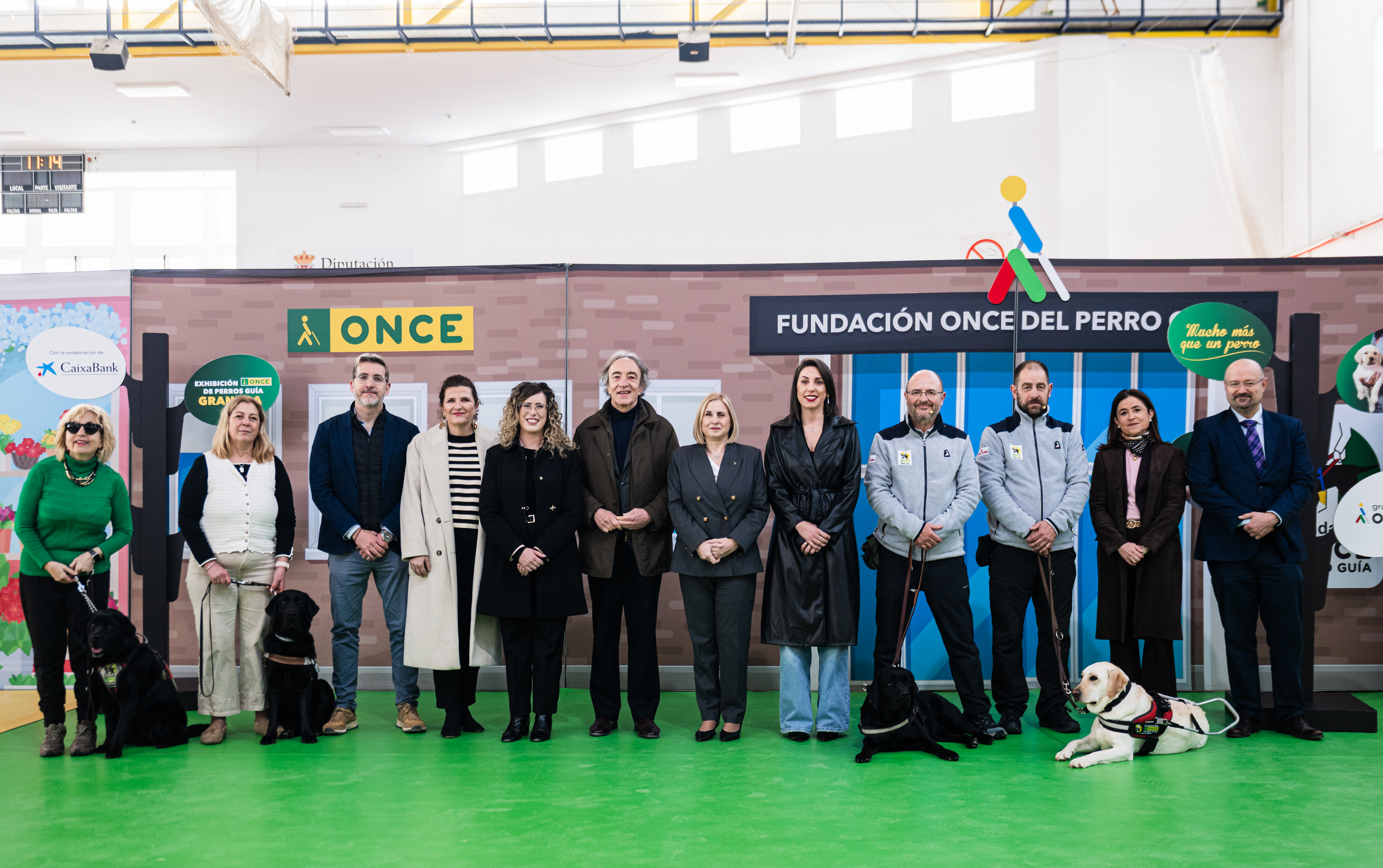 Foto de familia de autoridades, responsables de la ONCE e instructores de la FOPG en la presentación 