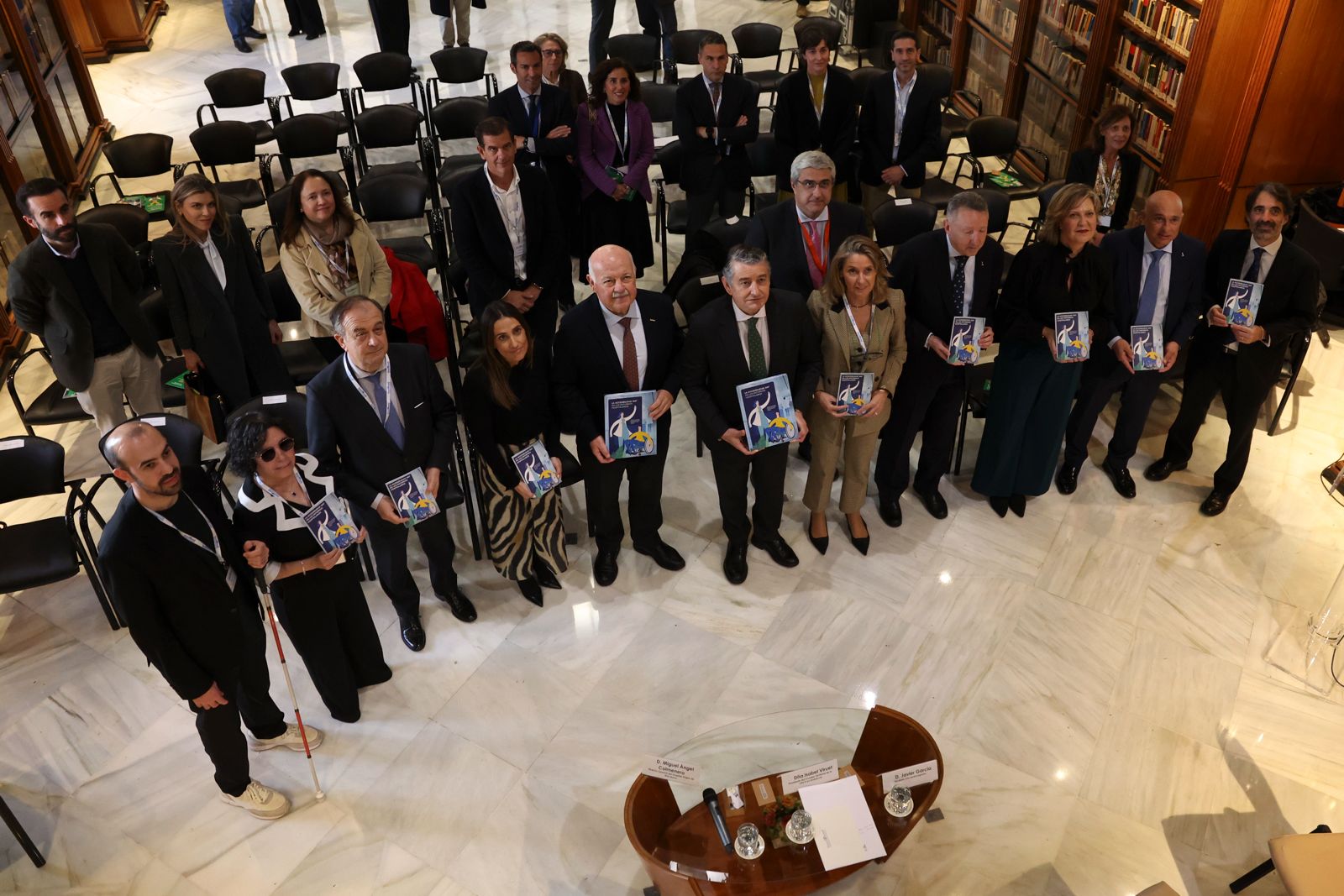 Foto de familia de las autoridades asistentes al acto de presentación de la guía en la biblioteca del Parlamento andaluz