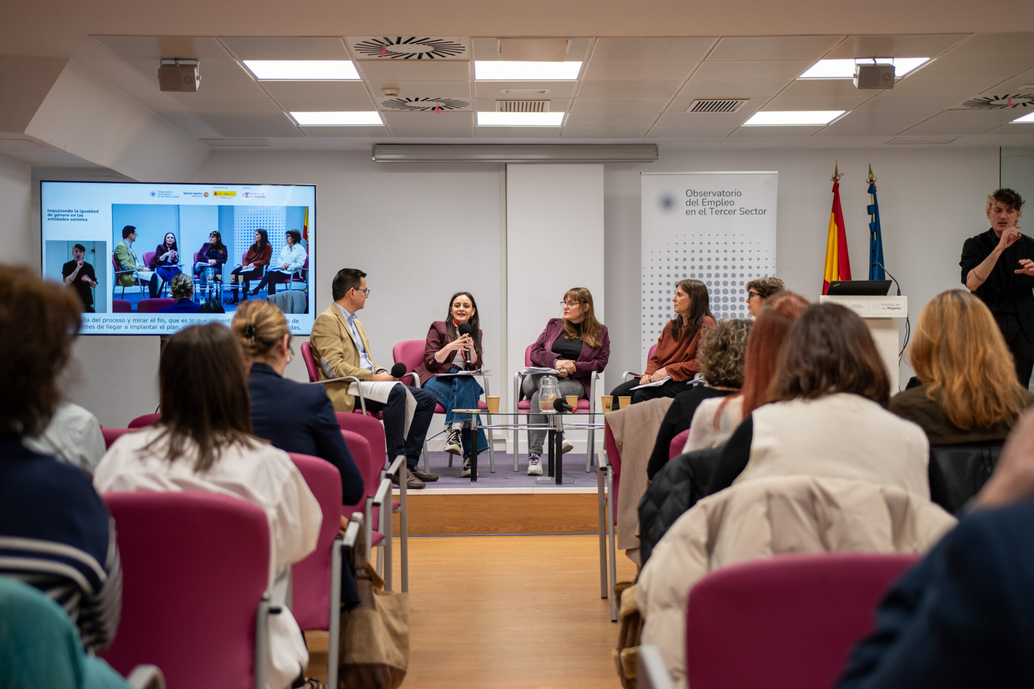 Mesa de diálogo con Jessica Murillo, de la Federación de Mujeres Progresistas, Mariel Quera (Sartu Álava), Julia Barriga (Cáritas) y Teresa Blázquez (Cruz Roja), moderada por Juan Fernández Vaquero, socio director de ENRED.
