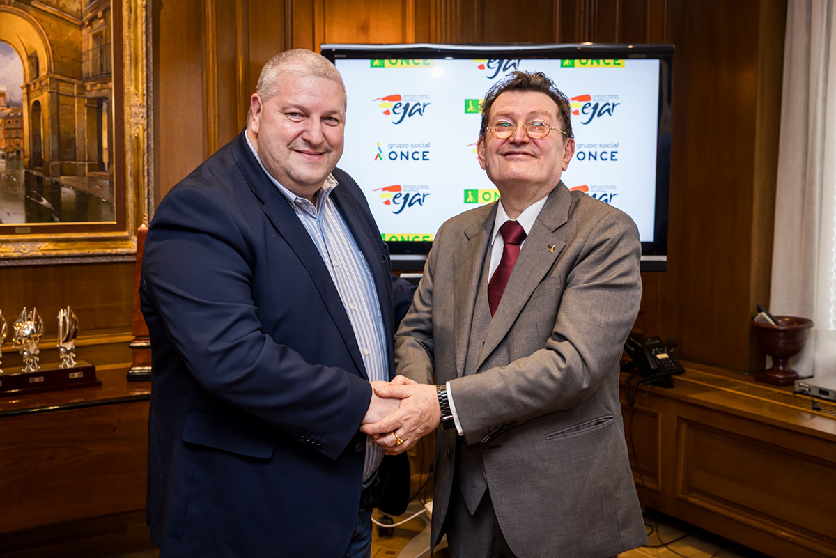 Gerardo Rodríguez y Ángel Sánchez estrechan sus manos tras la firma del convenio