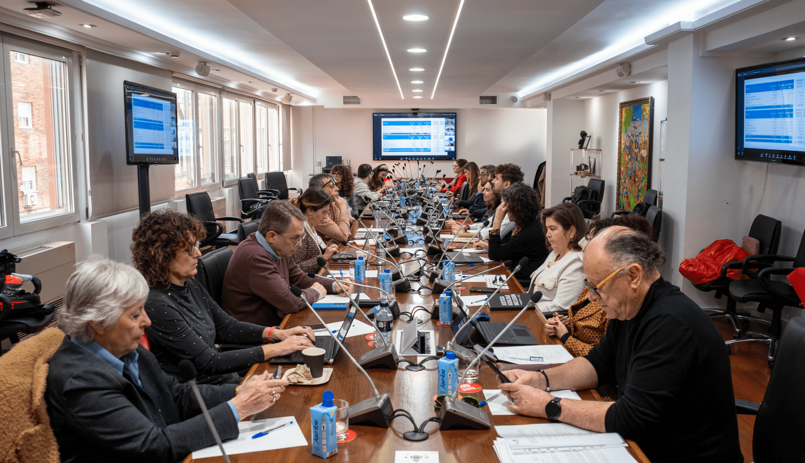 Vista de la mesa de la reunión de la Junta Directiva del Tercer Sector
