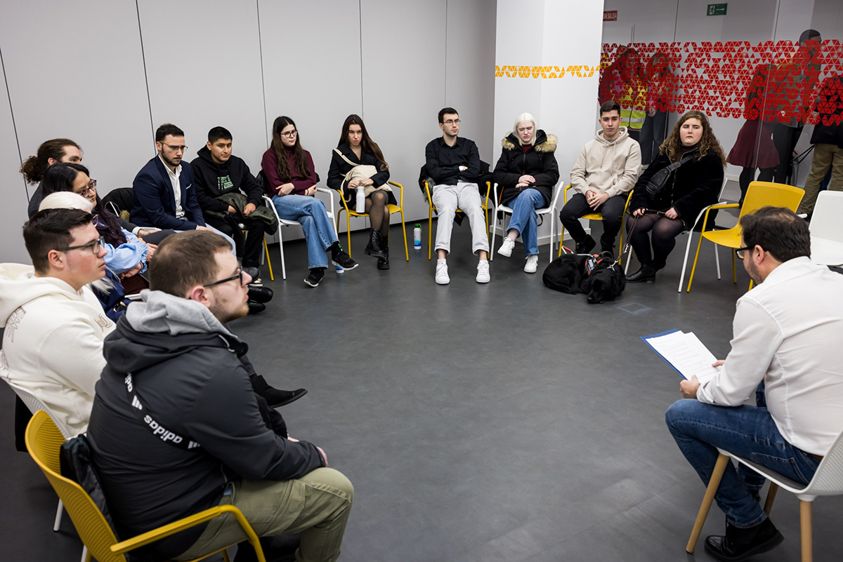 Un grupo de estudiantes en uno de los talleres en Por Talento