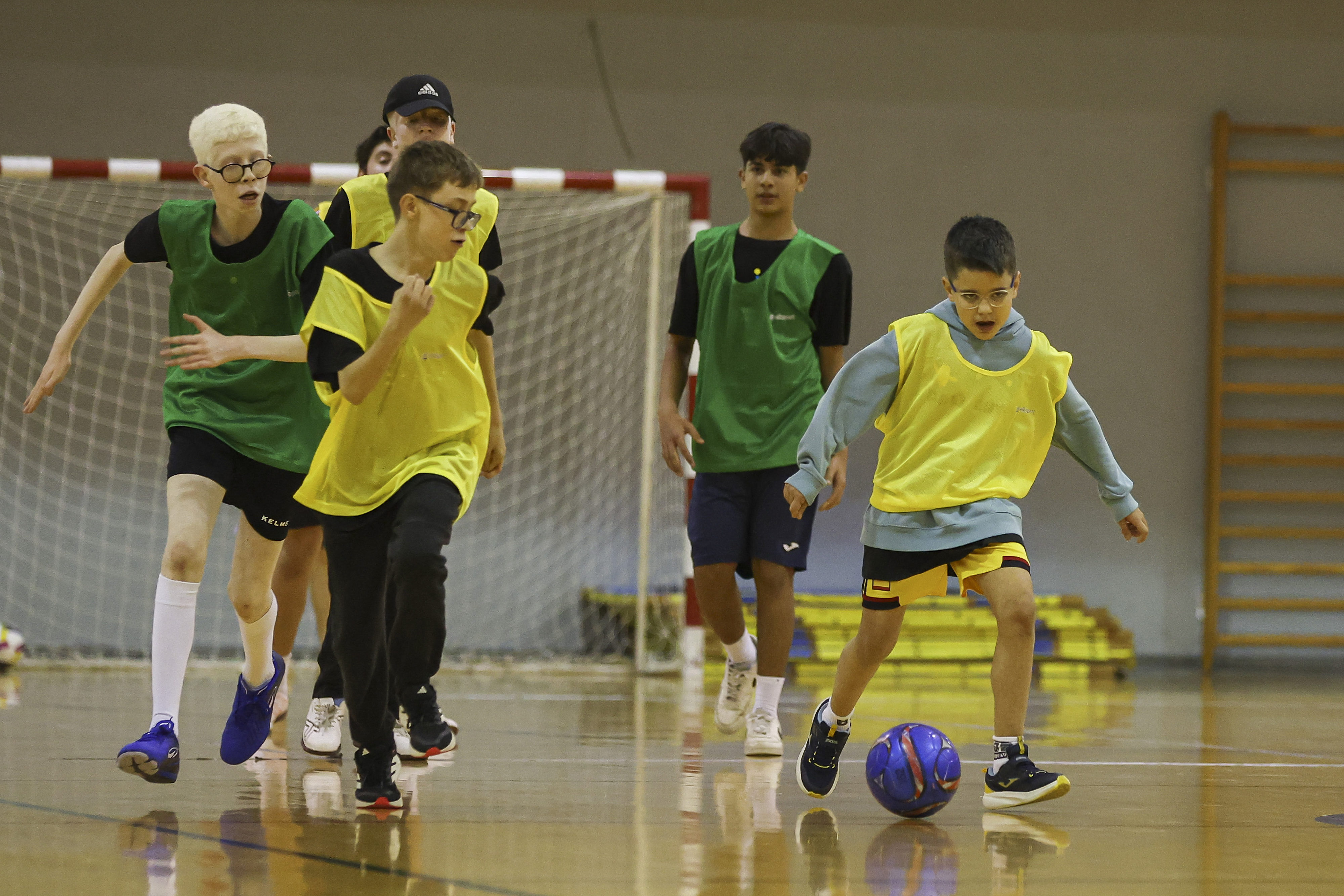 Alumnos participantes en el encuentro durante un partido/ Foto: Antonio Pozo