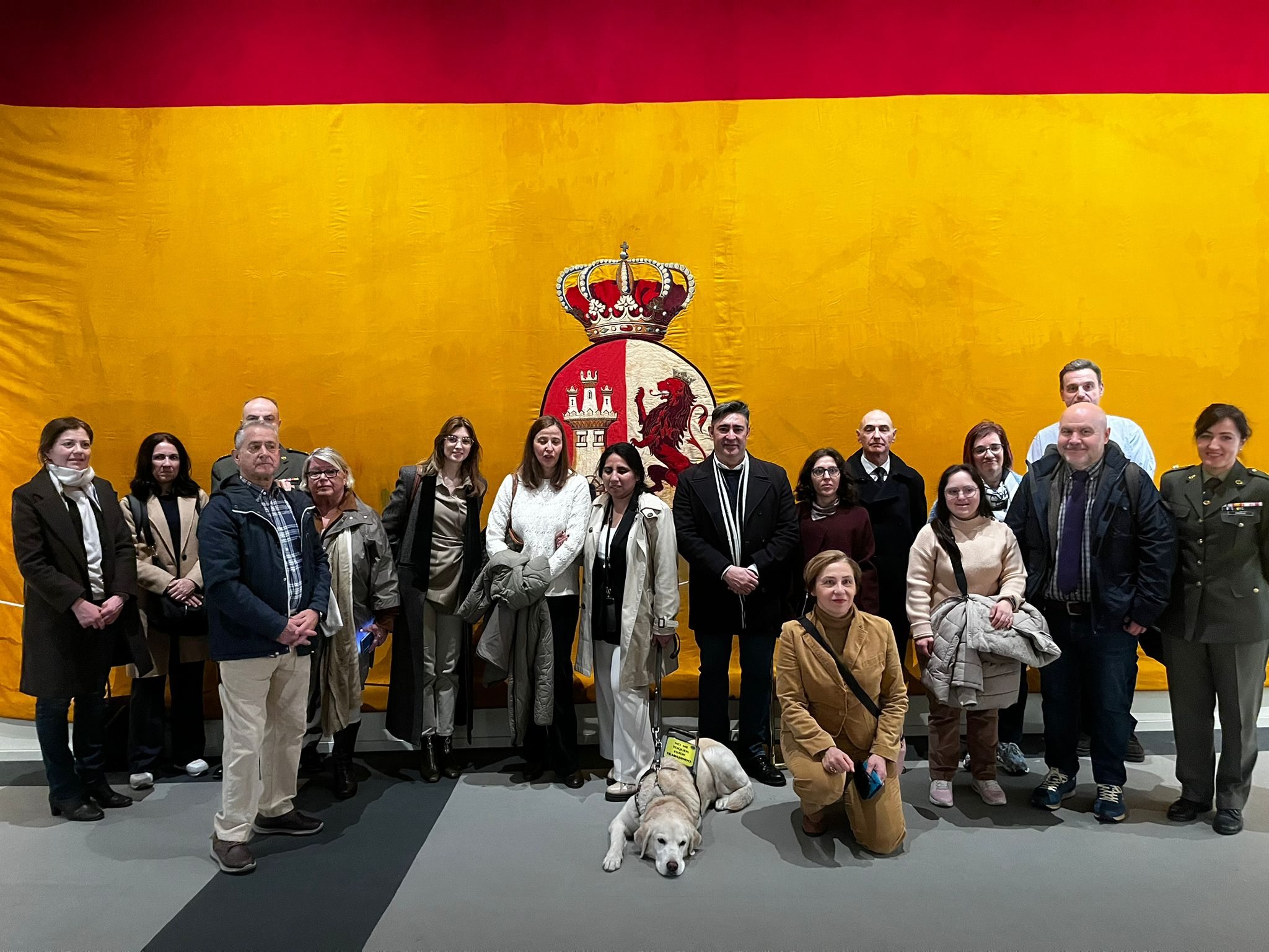 Foto de familia del grupo de visitantes del CERMI