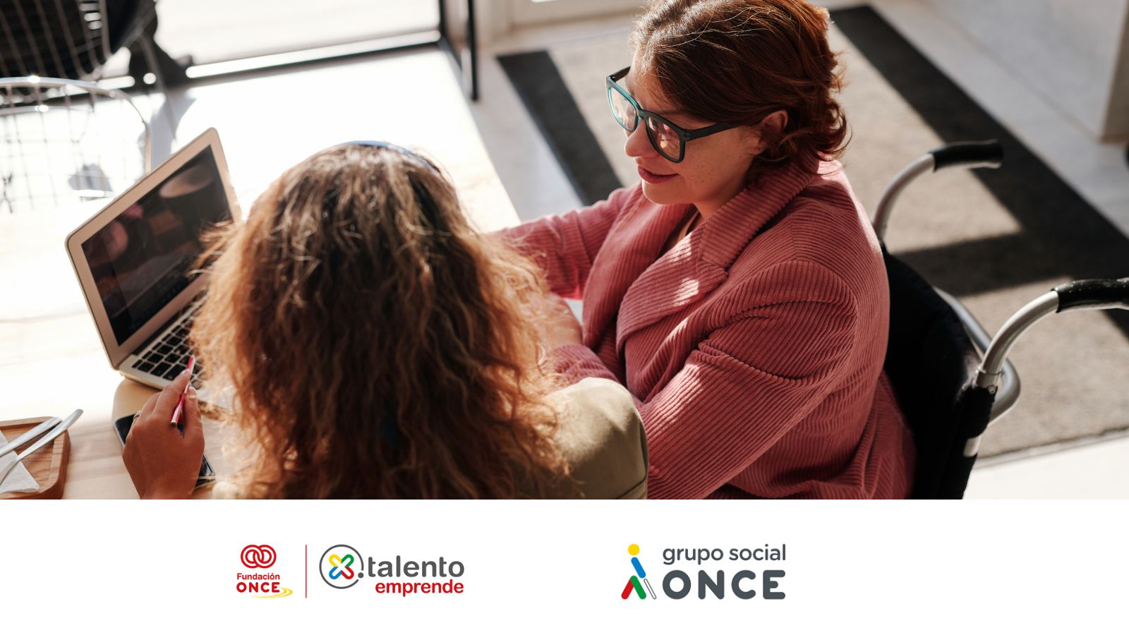 Joven con discapacidad junto a una compañera de trabajo.