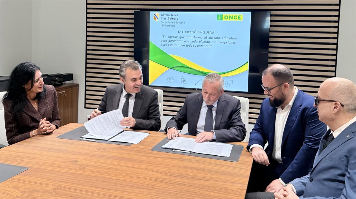 Momento de la firma del acuerdo entre el gobierno de Baleares y la ONCE