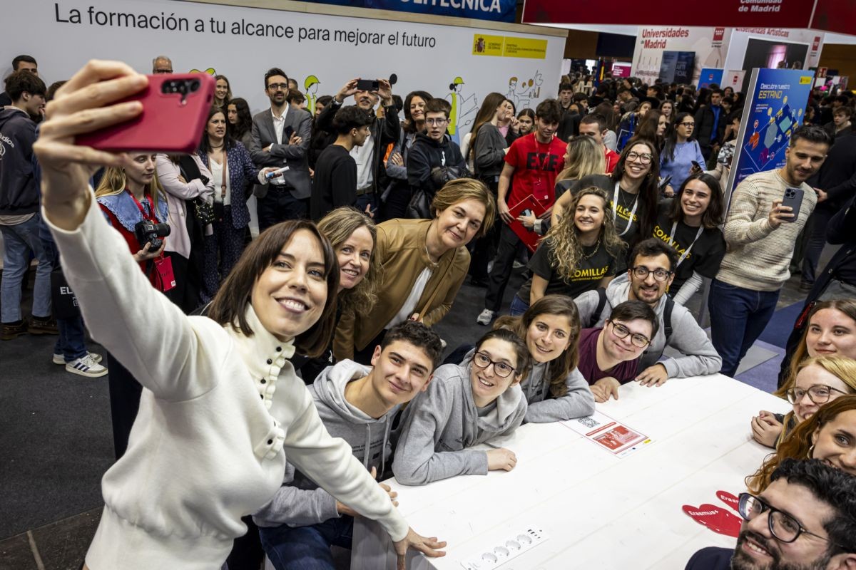 La ministra Morant, junto a estudiantes con discapacidad en AULA | Foto del Ministerio