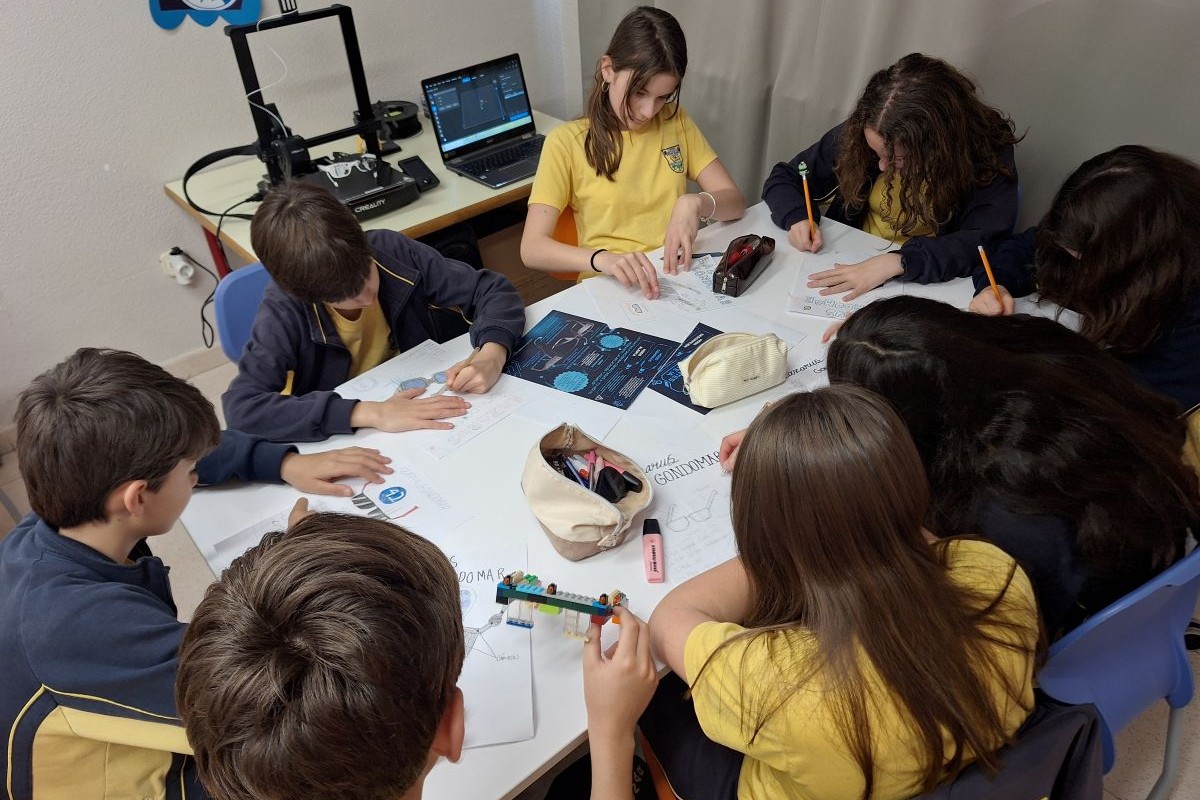 Grupo de estudiantes de Primaria trabajando en su propuesta para el 42 Concurso Escolar ONCE