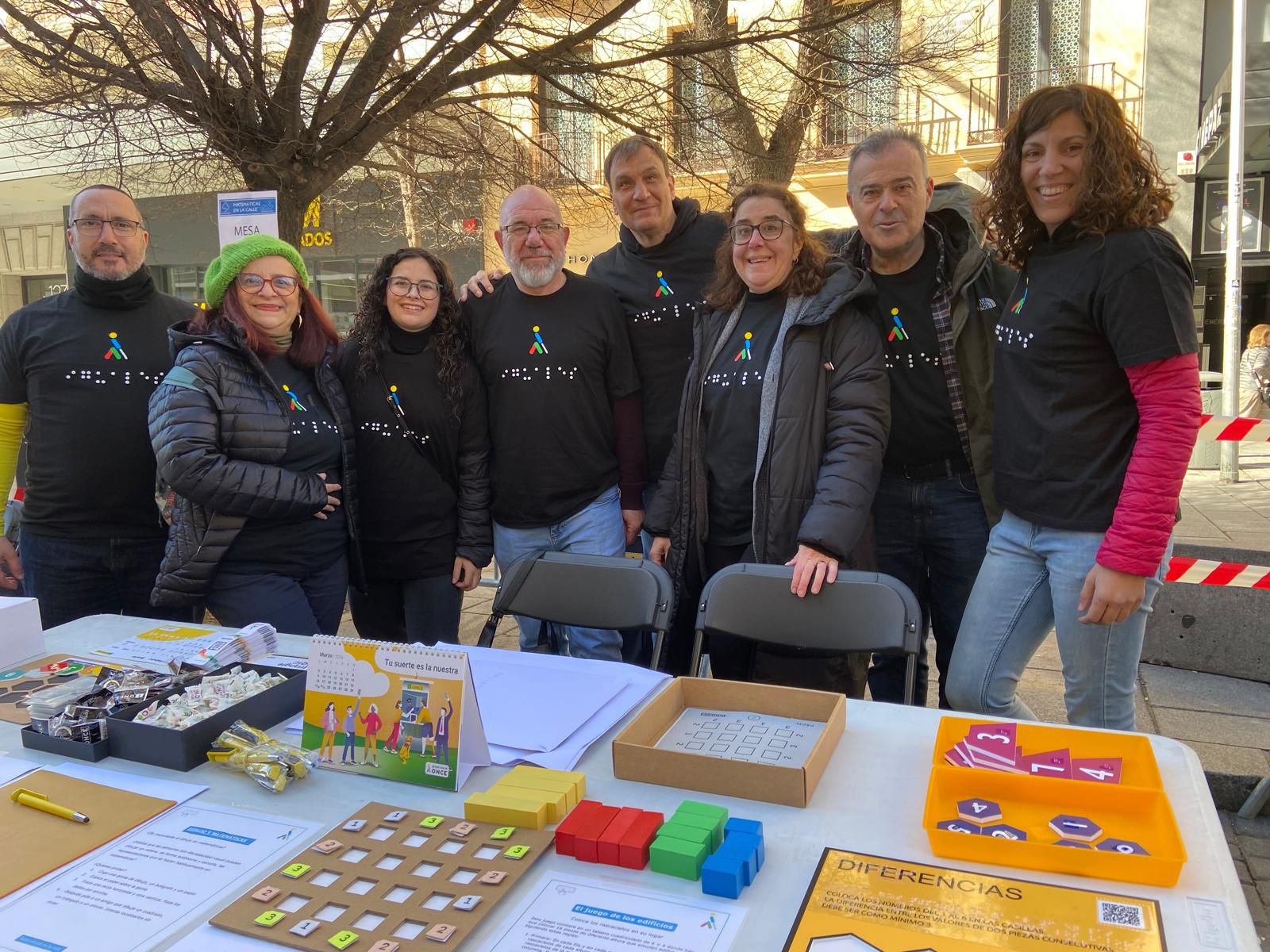 Profesoras y profesores del CRE en el stand de la feria
