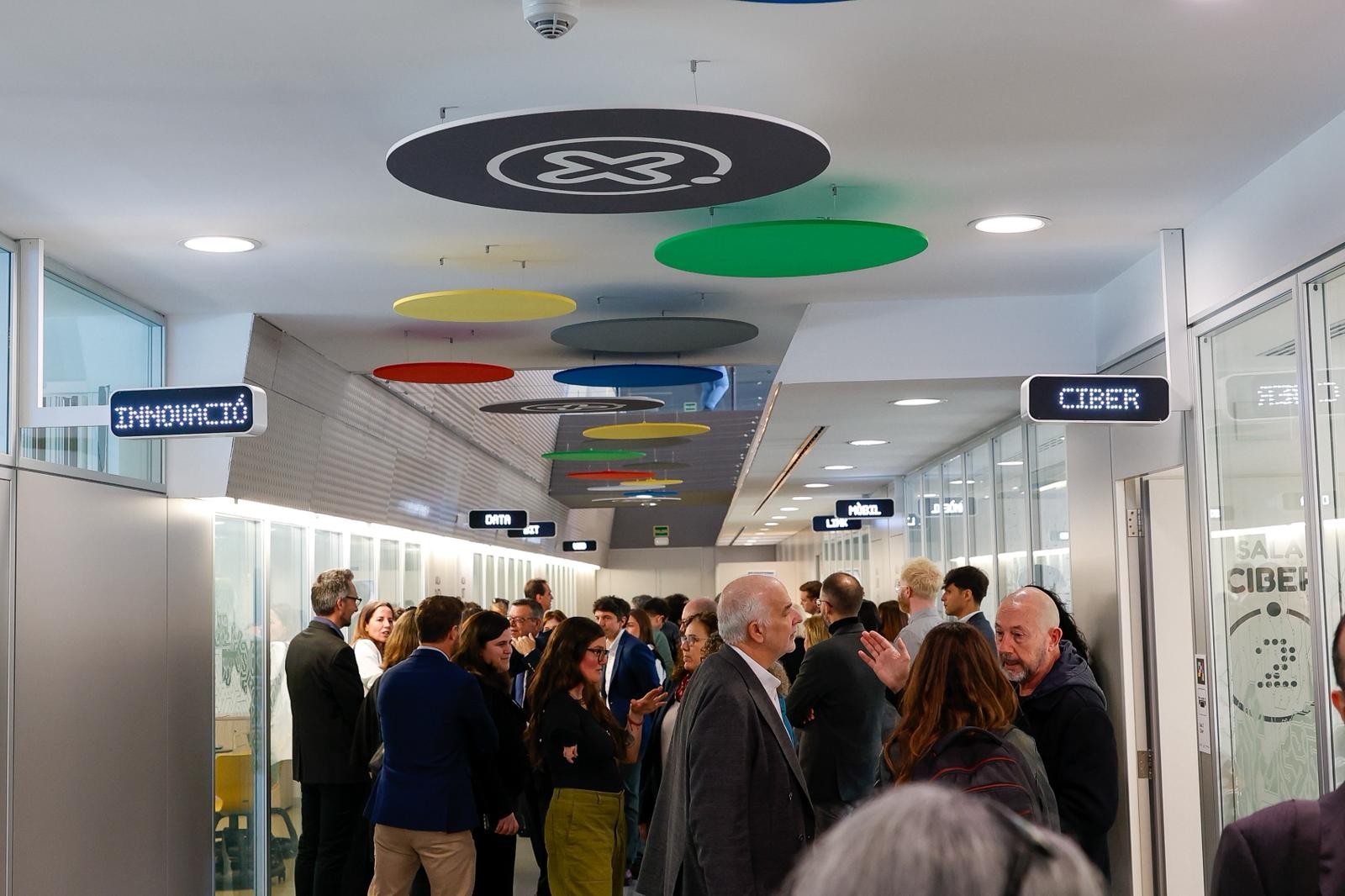 Interior de la sede de X Talento Digital en Barcelona durante la inauguración