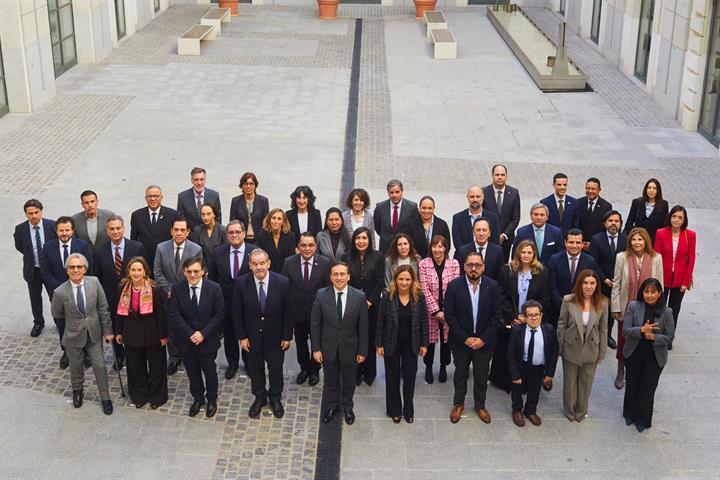 Foto de familia de los embajadores el secretario general Iberoamericano y las responsables del Programa Iberoamericano de Discapacidad con el ministro Albares