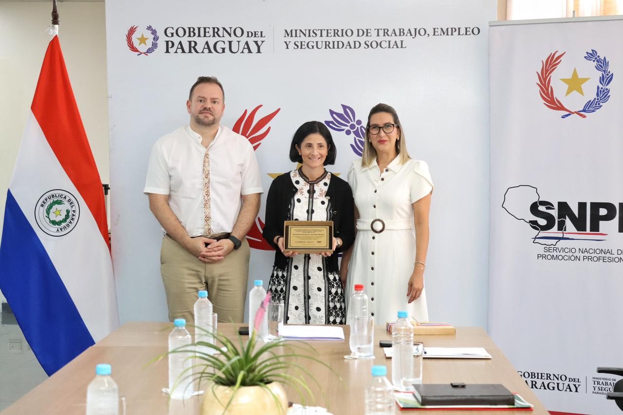 El director general del SNPP, José Cogliolo, la directora de FOAL, Estefanía Mirpuri, y la ministra de Trabajo de Paraguay, Mónica Recalde