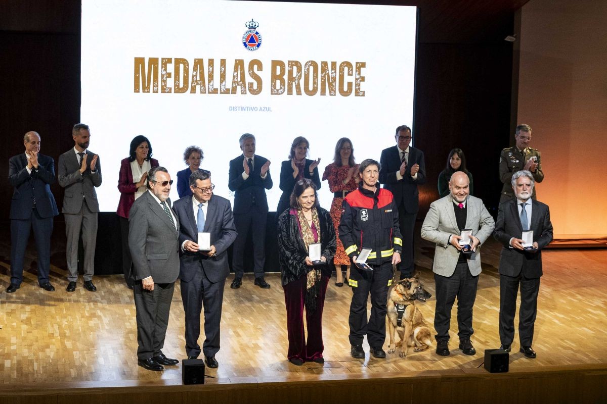 Miguel Carballeda y José Luis Martínez Donoso, a la izda, recogiendo su galardón junto al resto de los premiados, entre ellos Luis Cayo Pérez. segundo por la derecha