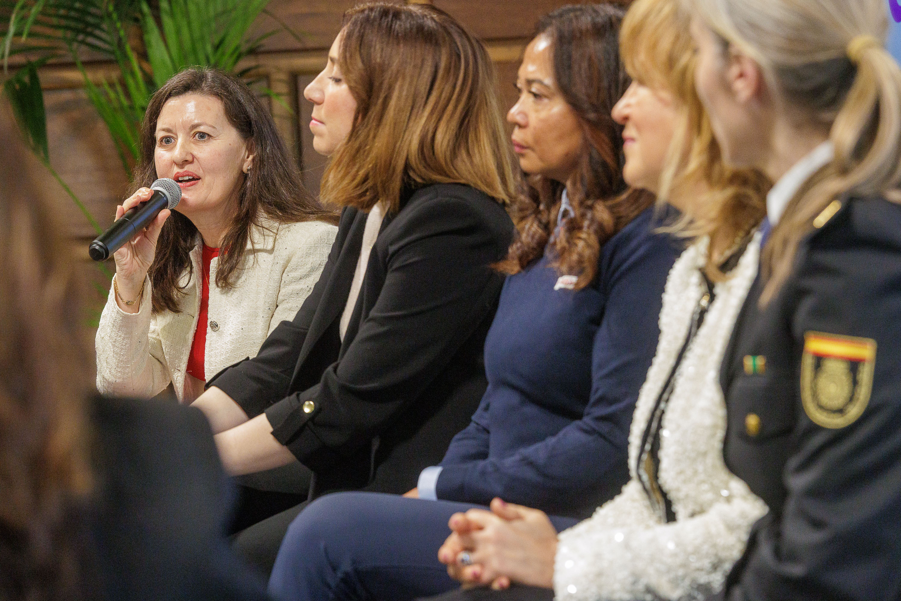 Raquel Pérez Valcárcel durante su intervención pública en la presentación de la campaña ¿Buscas referentes? Son tus vecinas, en Zaragoza 
