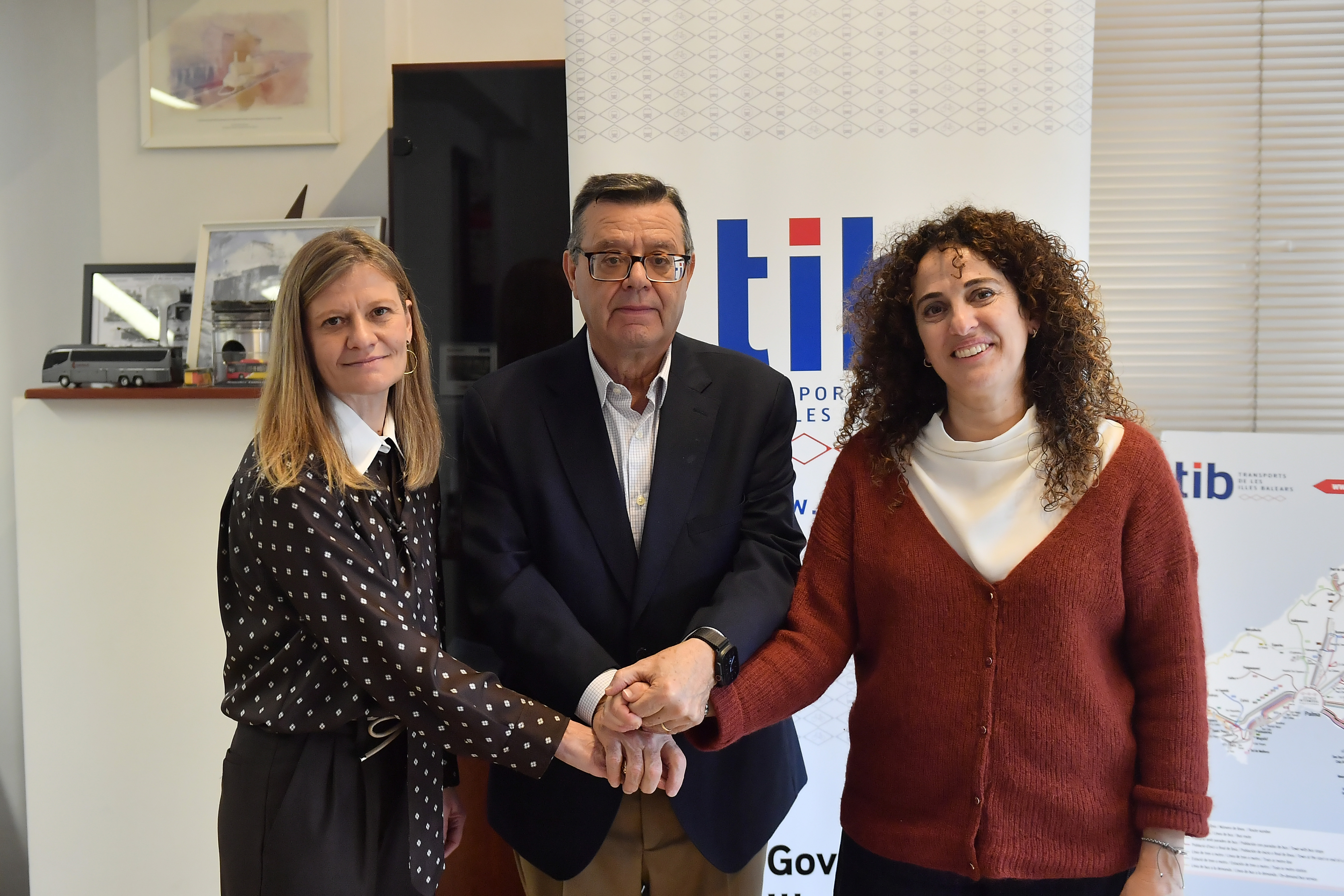 Lluïsa Serra, gerente del CTM, y María Lorena del Valle, directora general de Movilidad, junto a José Luis Martínez Donoso, en el centro de la imagen