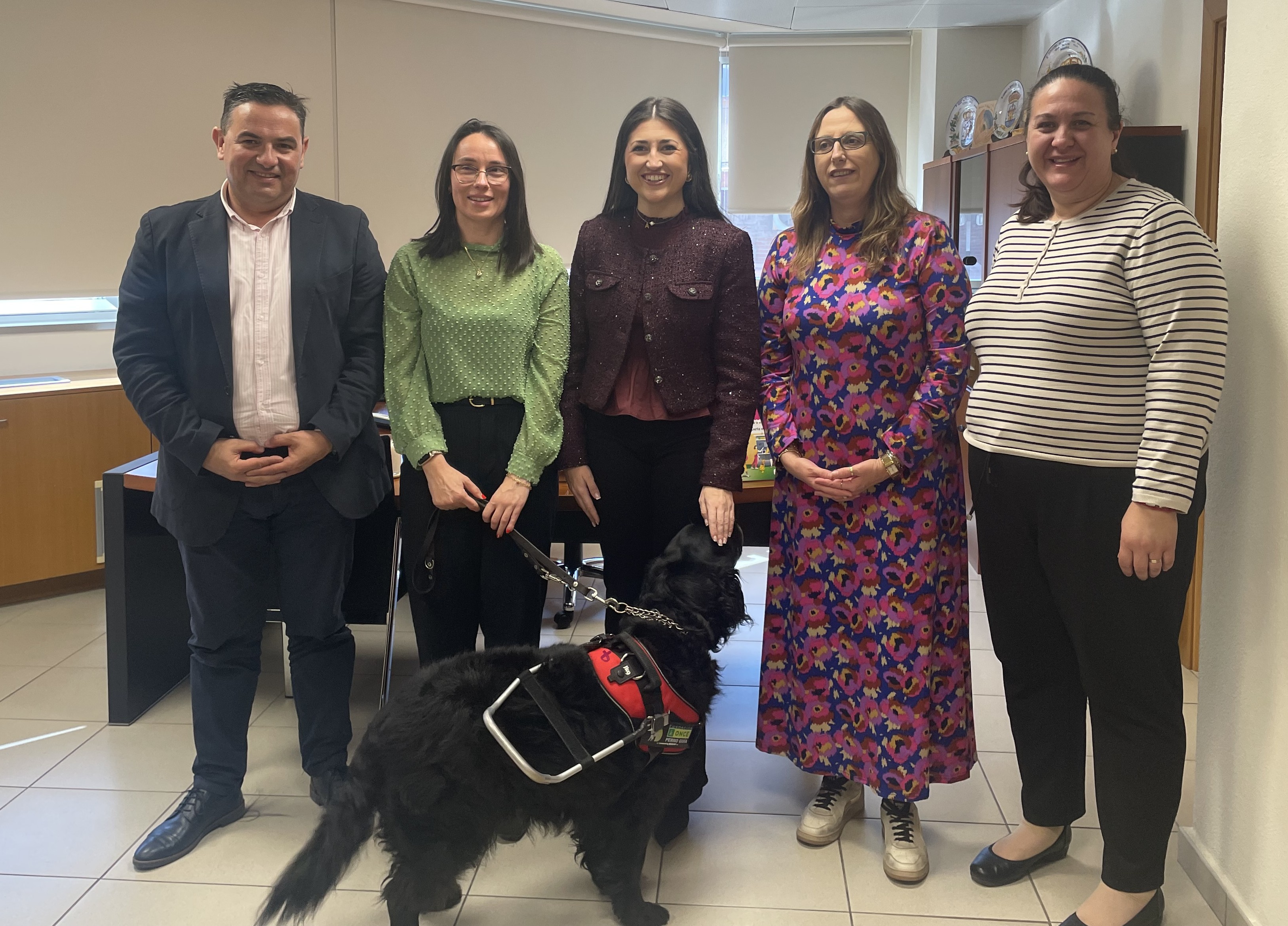 David Olivares, Mónica Amat, Adriana Vico, Estela Medina y Laura Fajardo, en el acto de la firma del acuerdo