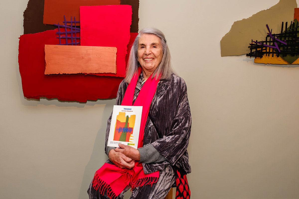 Carmen Bozzano posa junto a sus obras