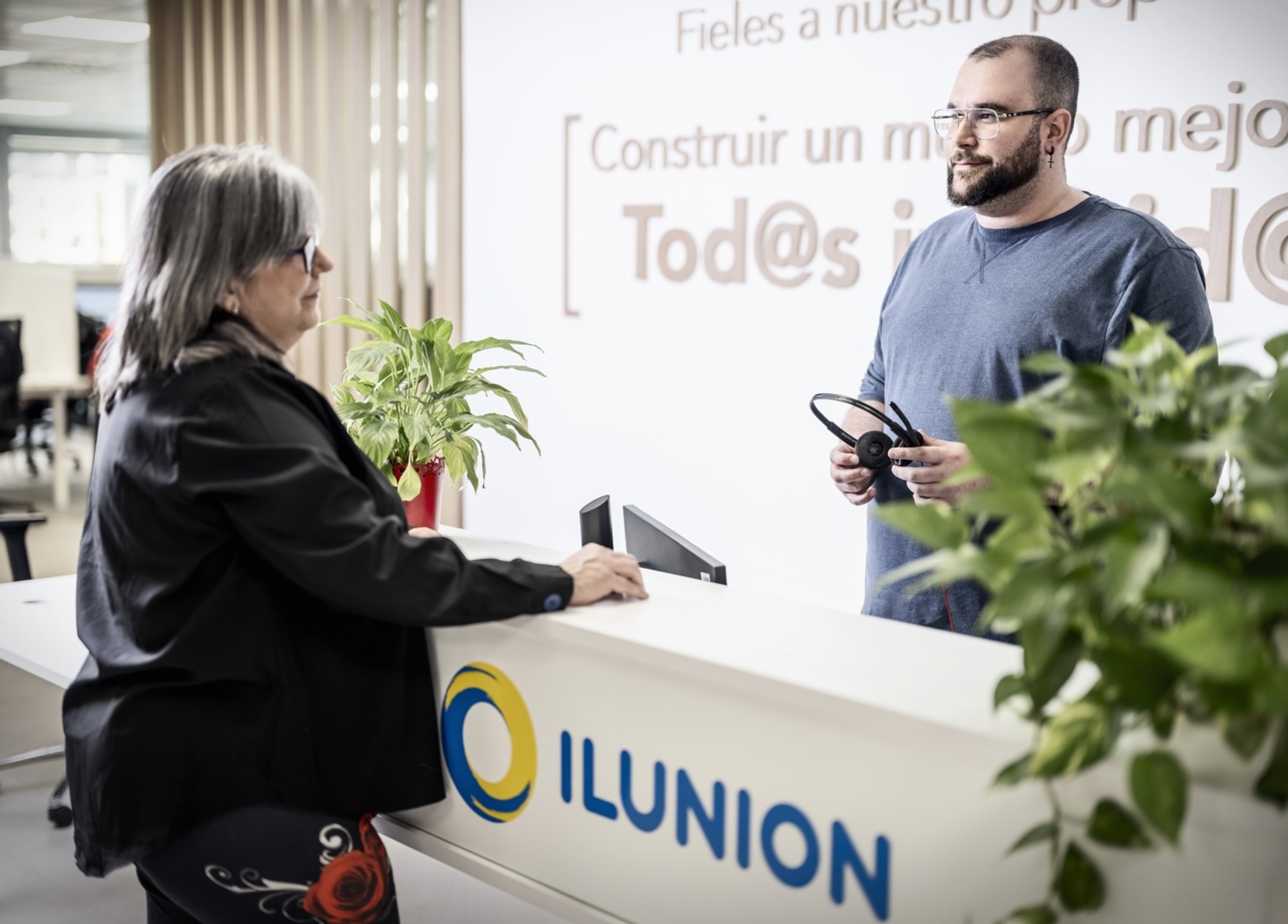 Trabajador de Contact Center de ILUNION atendiendo a una clienta