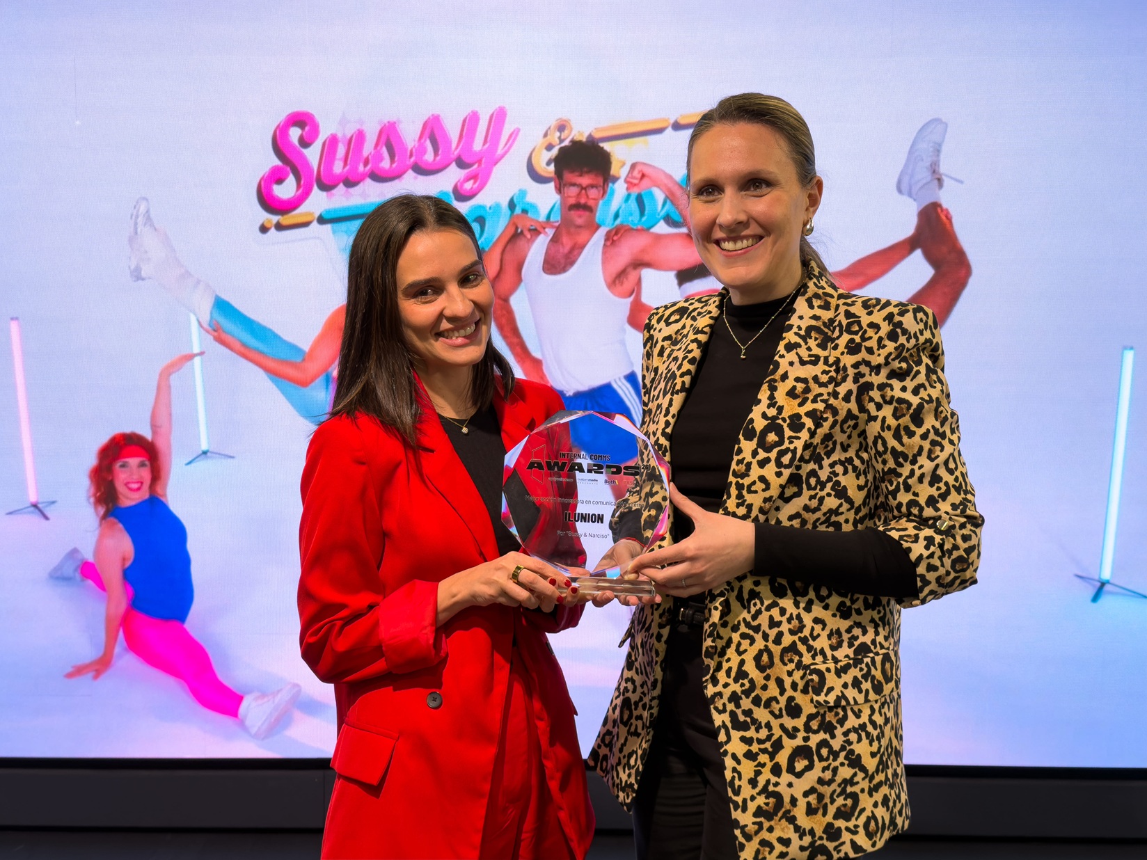 Responsables de Ilunion y de los premios con el galardón en la mano