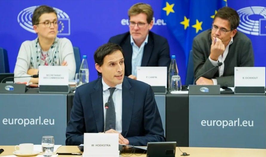 El comisario europeo Wopke Hoekstra interviene en el Parlamento Europeo | Foto de EU