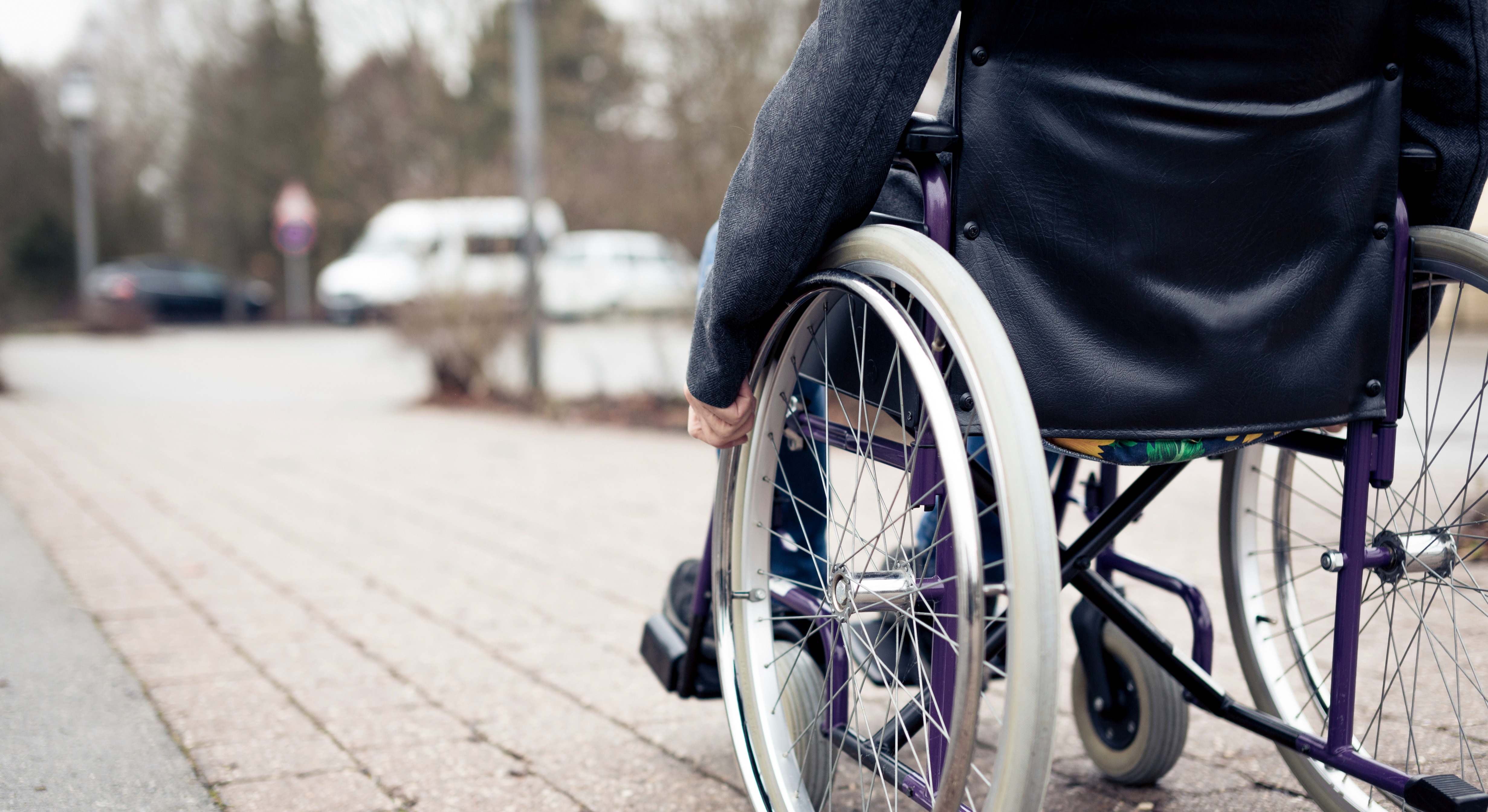 Primer plano medio de una persona en una silla de ruedas
