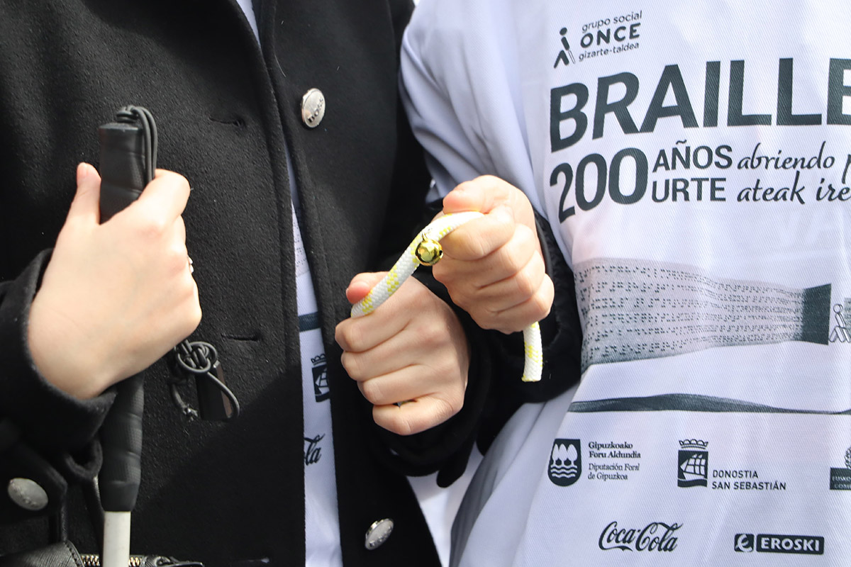 Detalle de la guía de ayuda para correr con una persona ciega