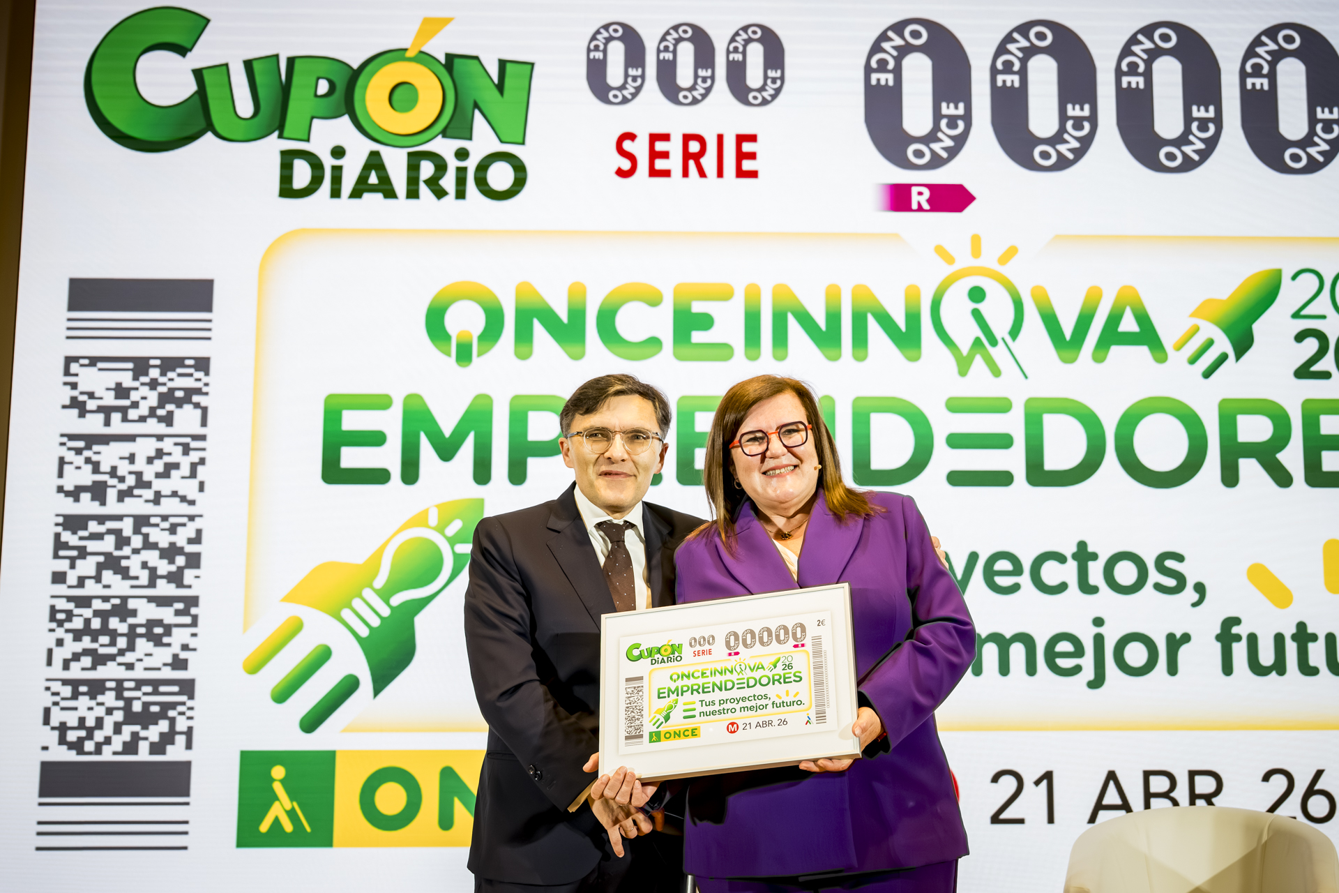 Alberto Durán y Teresa Riesgo muestran el cupón dedicado