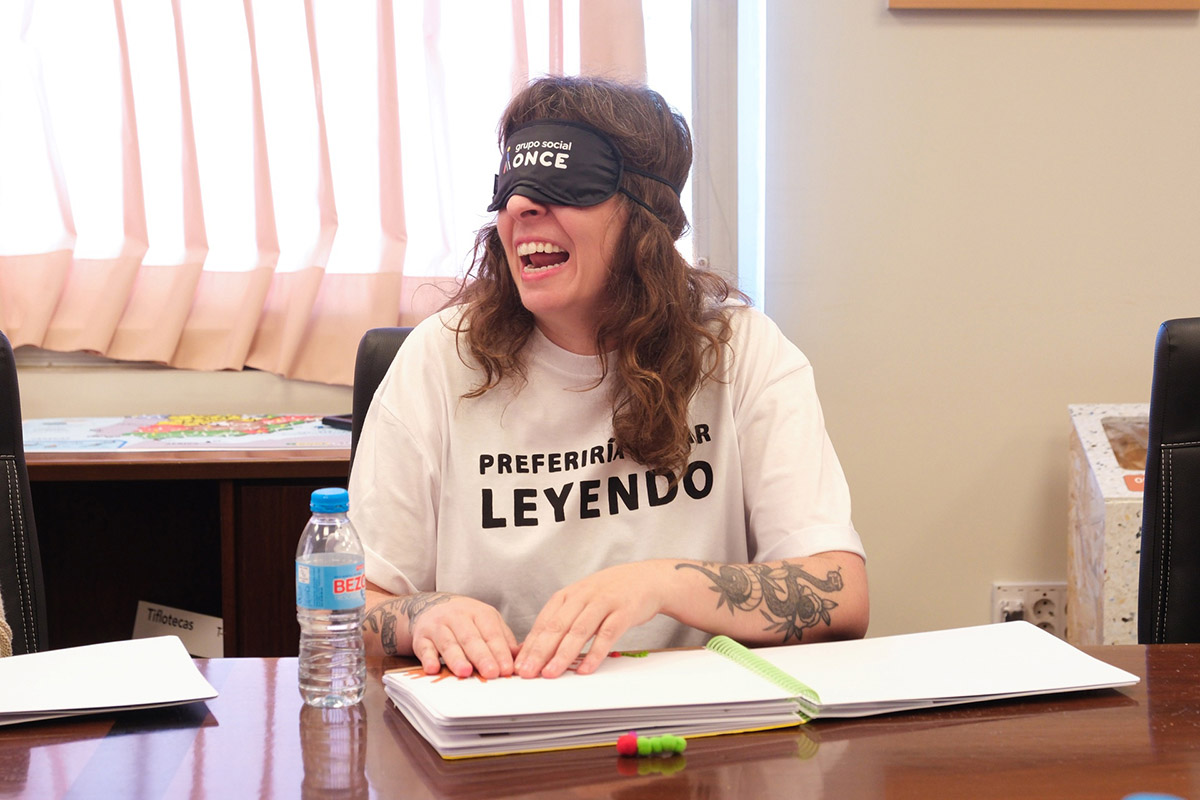 La ilustradora Esther Gili durante la lectura a ciegas