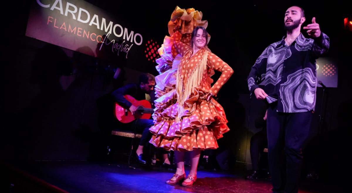 Dos bailaores de flamenco durante el acto en Cardamomo Madrid | Foto de Cardamomo Flamenco