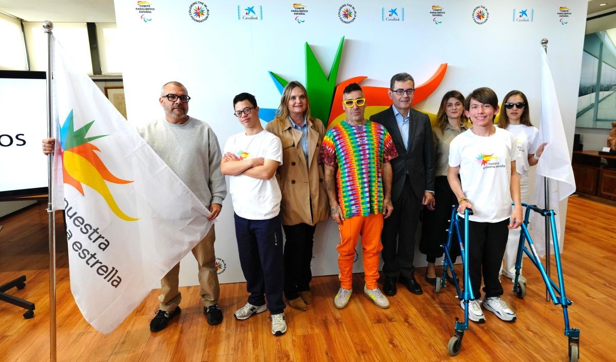 Asistentes al acto de presentación de la 'próxima estrella' de Okuda San Miguel, en el centro de la imagen | Foto de CPE