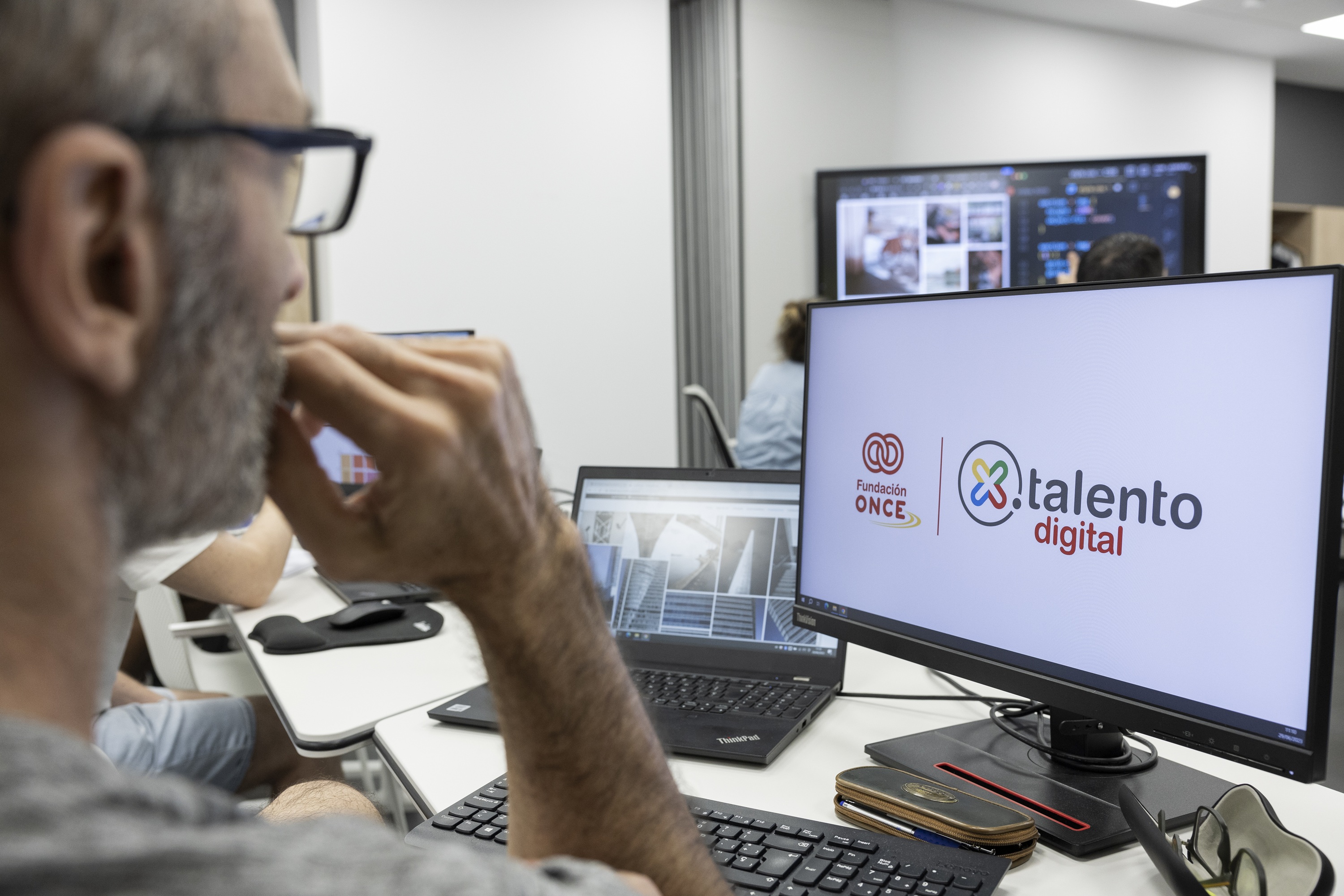 Participante en un curso de competencias digitales en Por Talento Digital