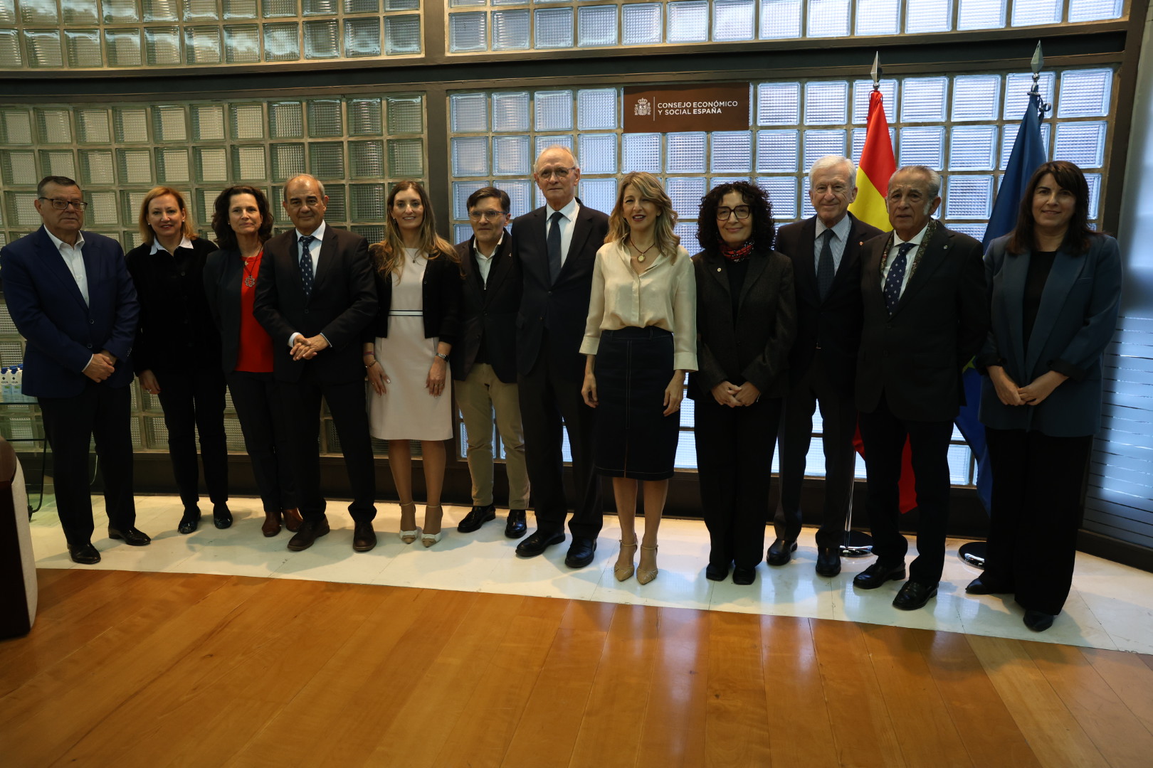 La ministra Yolanda Díaz junto a los representantes de las entidades sociales que presentaron el informe