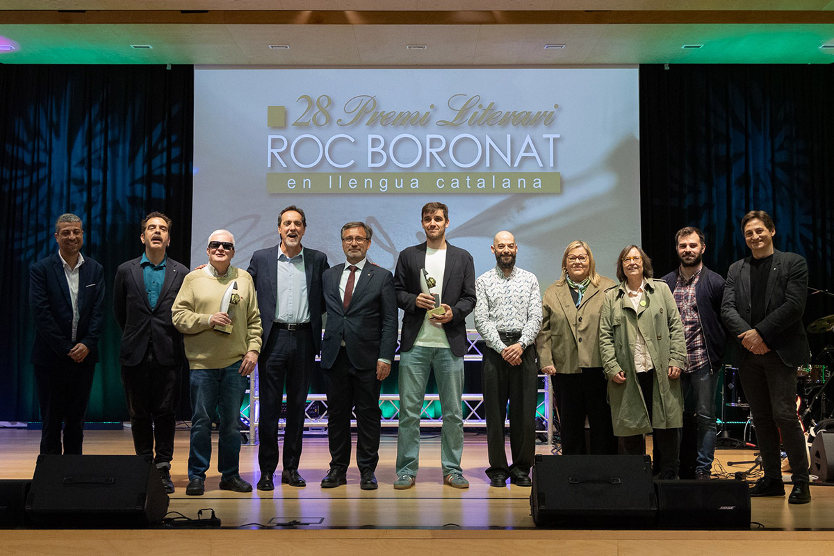 Los galardonados posan con las autoridades