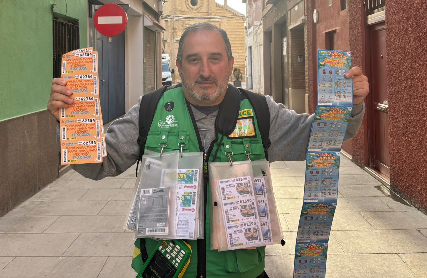 José Antonio Durnes Hernández, vendedor de la ONCE en Zuera (Zaragoza), en el pueblo que ha repartido casi 21 millones de euros del Sorteo Extraordinario del Día del Padre