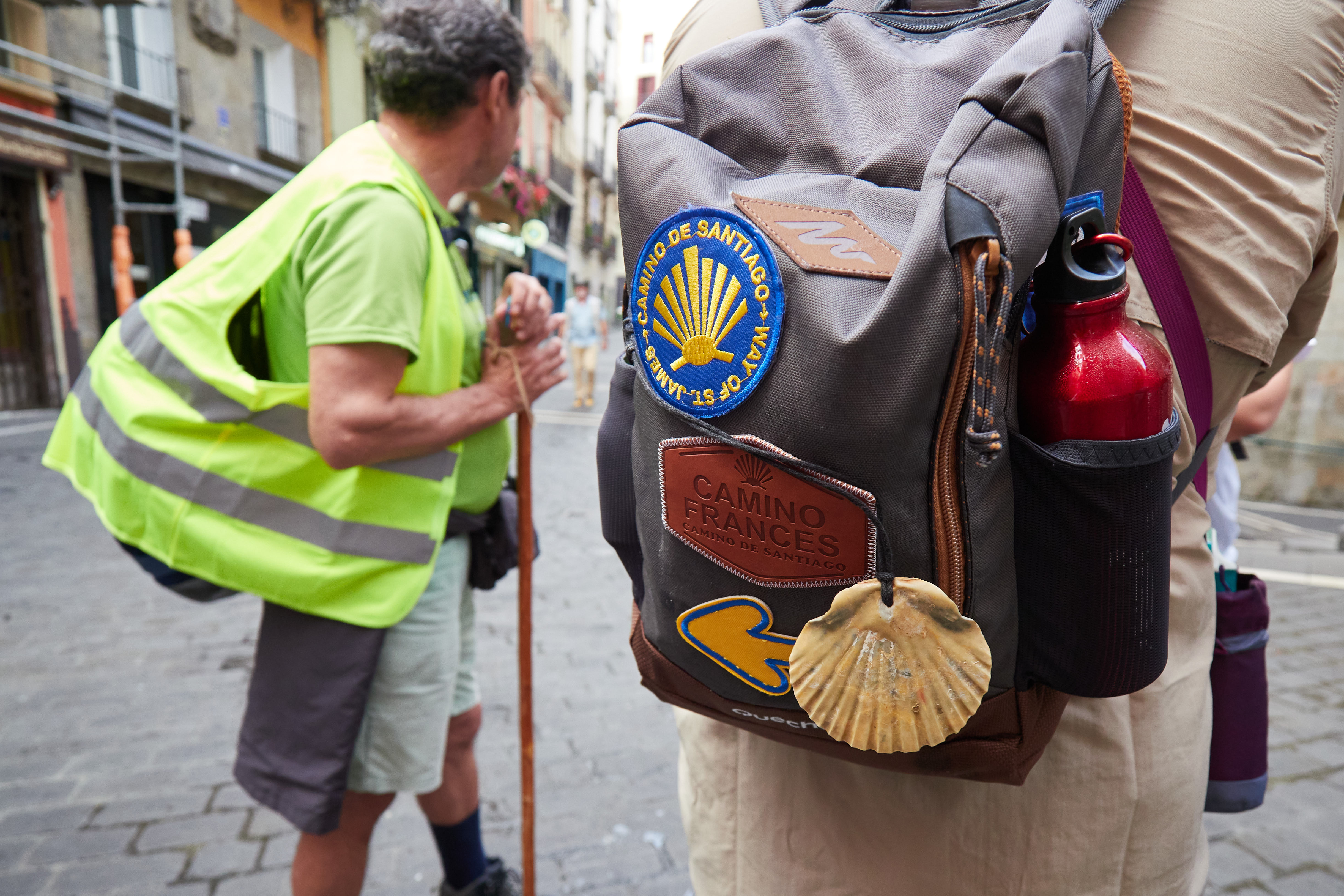 Primer plano de la mochila de un peregrino del Camino de Santiago