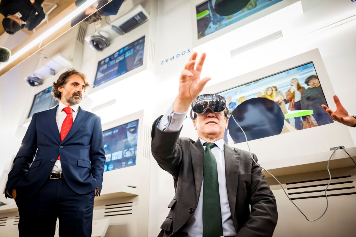 Borja Carabante, delegado de Urbanismo, Medio Ambiente y Movilidad del Ayuntamiento de Madrid, prueba las gafas de realidad virtual, junto a  Jesús Vidart, director de Acceso al Mercado de Sandoz Iberia